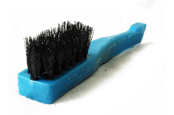 Gyertyatisztító kefe acéldrótból